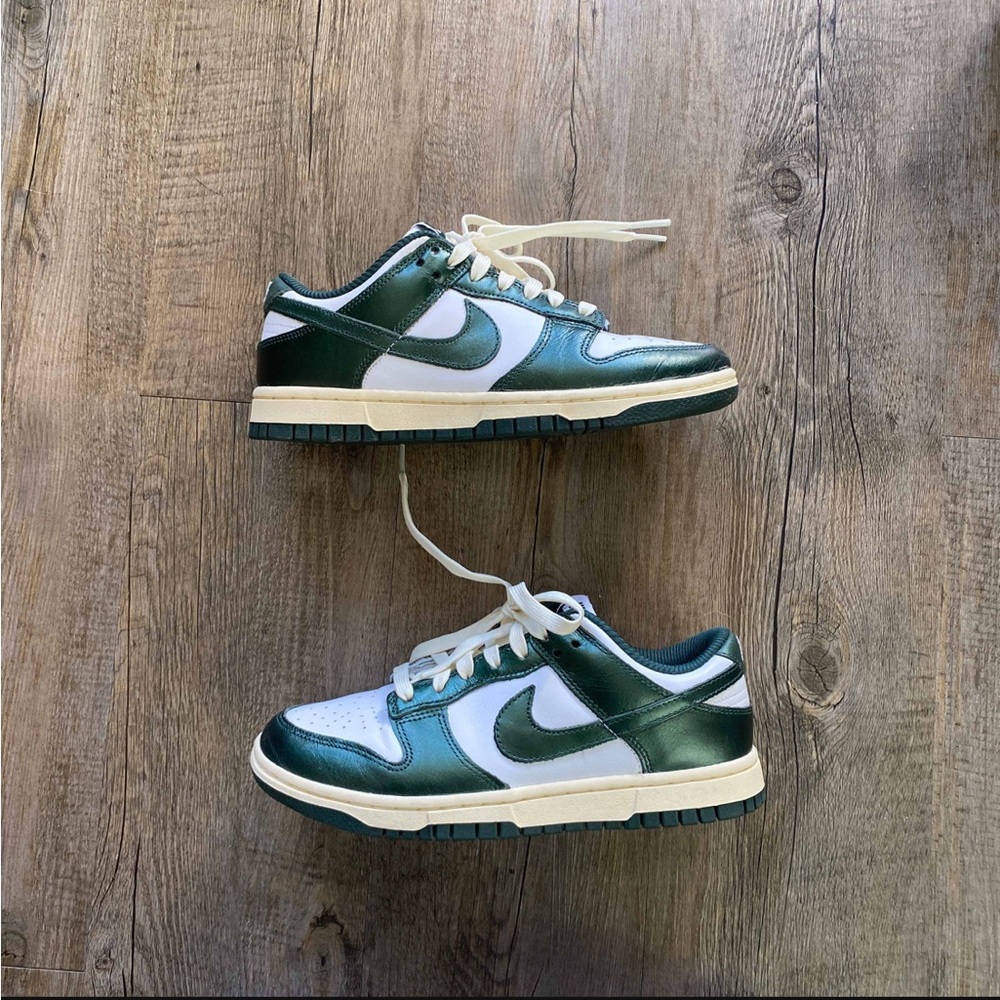 Nike Dunk Low Vintage Green wmns